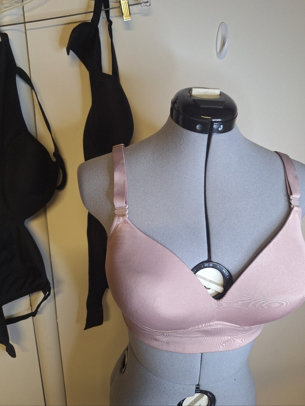 3 Warner's Nude Blush & 2 Black Wireless  Everyday Support Bras Size 36 D